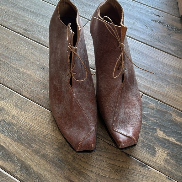 Cydwoq - kitten heel ankle bootie-39 NWOT - Picture 3 of 6